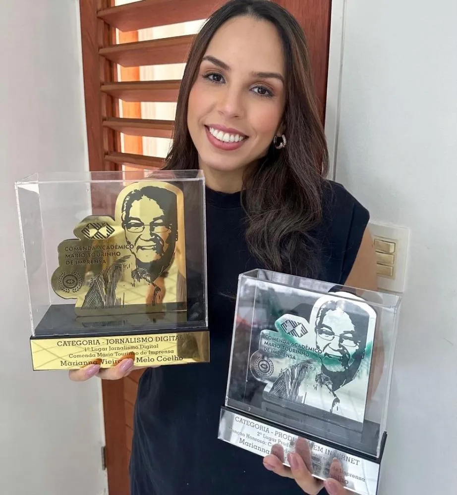 Foto: Marianna Vieira com os troféus de 1º e 2º lugar.