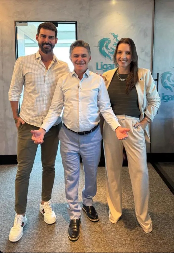 Casal Radamés e Carol, do Power Couple 7, ao lado do CEO Manoel Alexandre. Foto: Divulgação