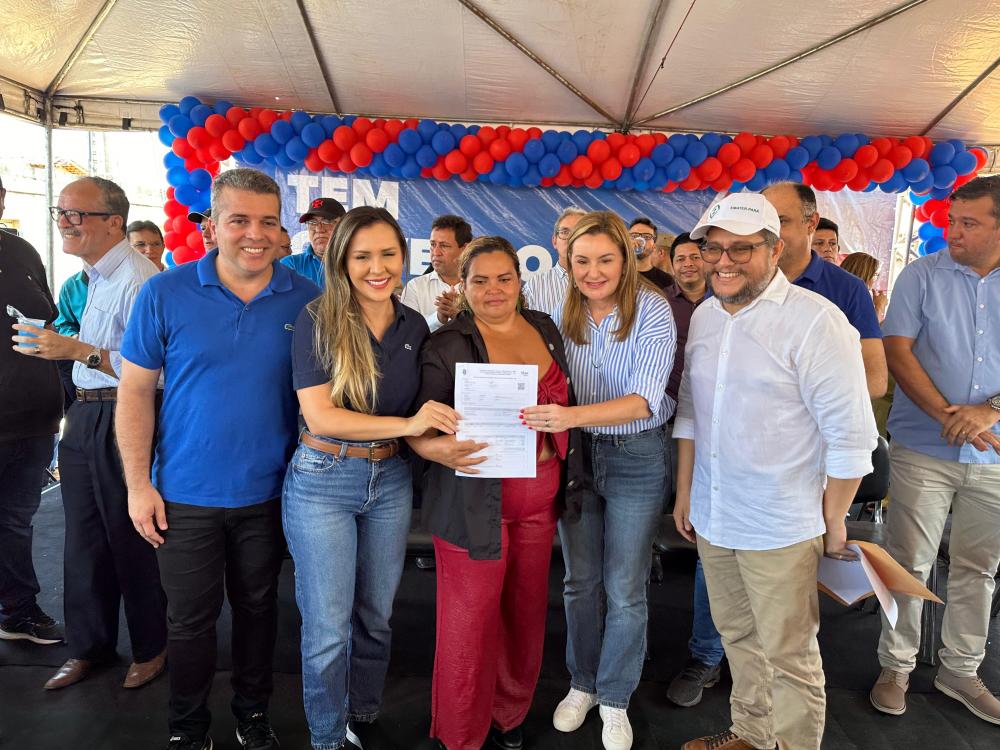 Deputada federal Andreia Siqueira (à esquerda, de blusa azul): agenda cheia no interior do Pará. Foto de Dieh Sacramento