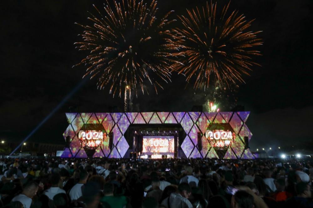 Com investimentos de R$ 5 milhões, o Réveillon na Esplanada dos Ministérios contou, pela primeira vez, com fogos de artifício sem estrondos sonoros | Fotos: Tony Oliveira/Agência Brasília