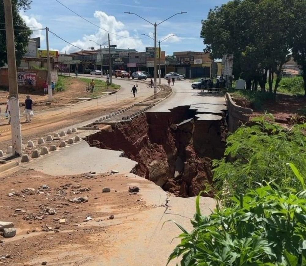Cratera está impedindo o tráfego de veículos. Foto: Divulgação
