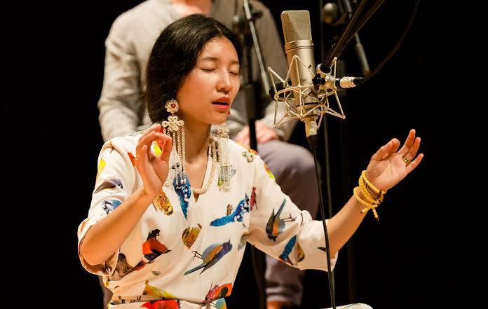 Drukmo Gyal vai usar sua bela voz para entoar um repertório composto por mantras tradicionais em tibetano e sânscrito
