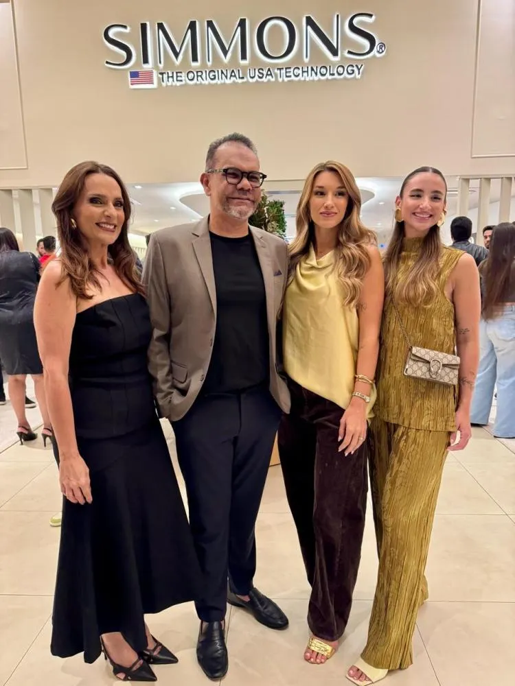 Antônio Vicente Jr. à frente das lojas Simmons Colchões e as arquitetas Alessandra Moussa e Ana Paula Onzi e Victoria Cintra. Foto: Graciliano Cândido