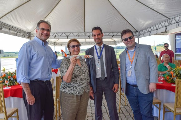 A prefeita de Juiz de Fora, Margarida Salomão, recebe das mãos de Ciro Camargo (à esq.) e Matheus Motta (à dir.), da GOL, a maquete do Boeing 737 MAX