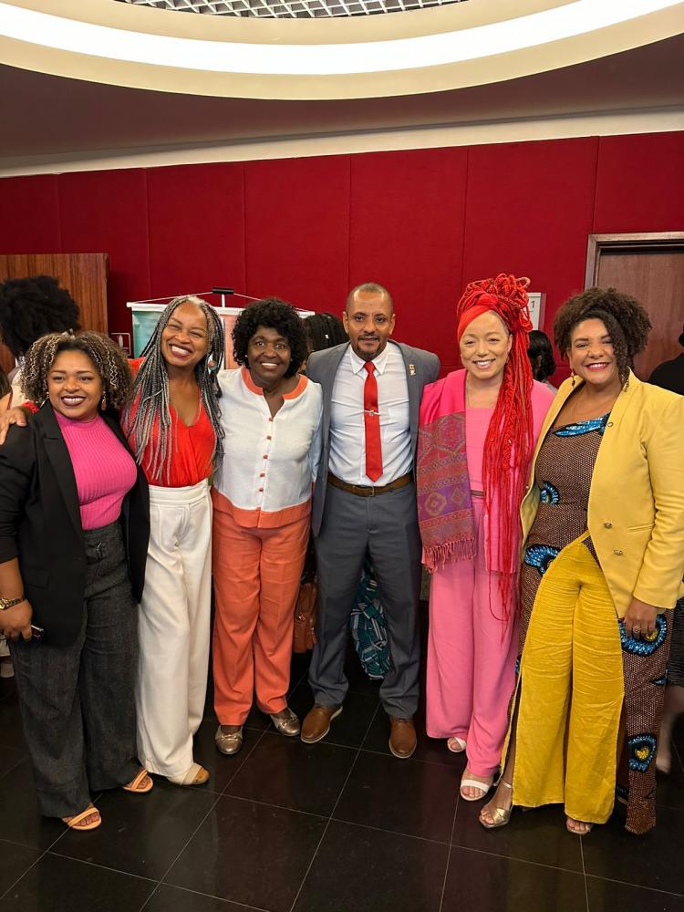 Vereador professor Jamal, ao centro, ao lado da Dep. Federal Benedita Silva e outras lideranças. Foto: Letícia Lima