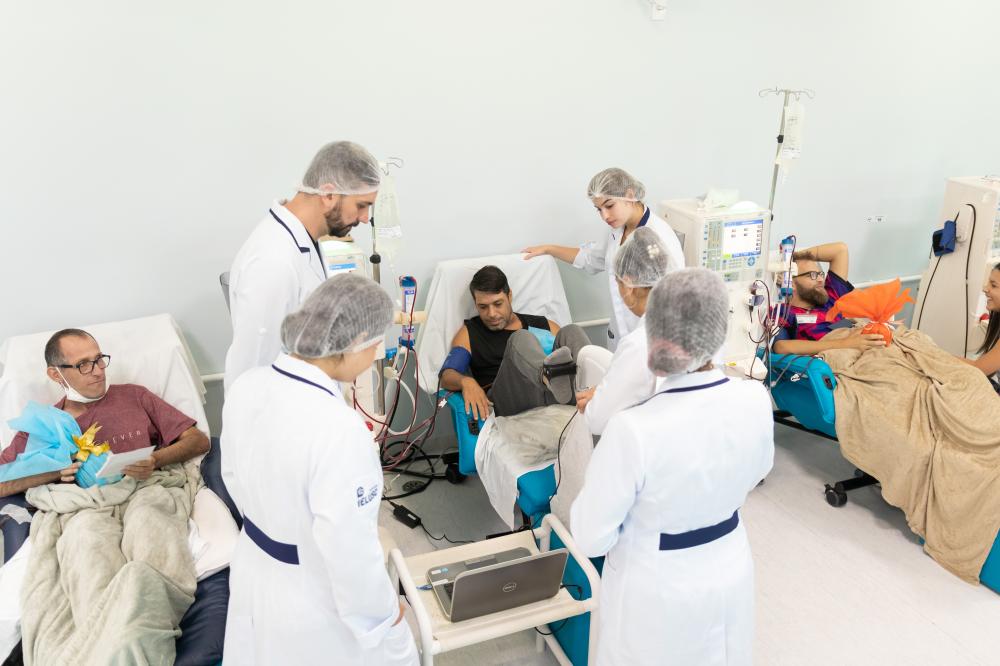 Paciente fica até 4 horas ligado a uma máquina de hemodiálise. Foto: Arquivo Fundação Pró-Rim