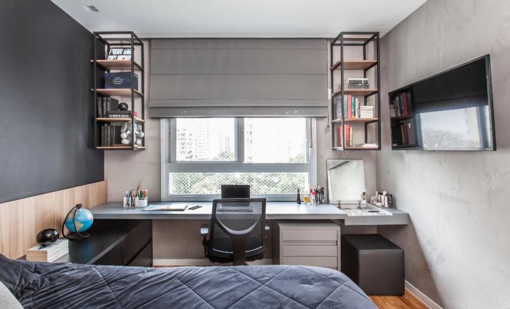 Para oferecer conforto, a bancada de trabalho precisa ter 75 cm de altura. O uso de cores neutras ajuda a criar um ambiente com atmosfera tranquila. | Projeto de Gigi Gorenstein | Foto: Edu Pozella