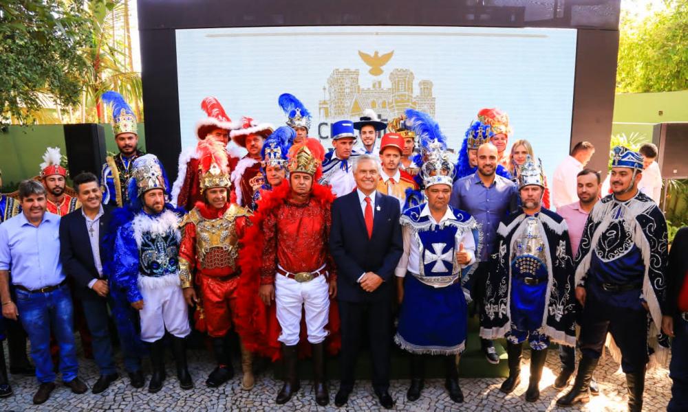 “Estamos resgatando cidades que ficaram muito anos sem viver as Cavalhadas”, disse Caiado (Foto: Júnior Guimarães)