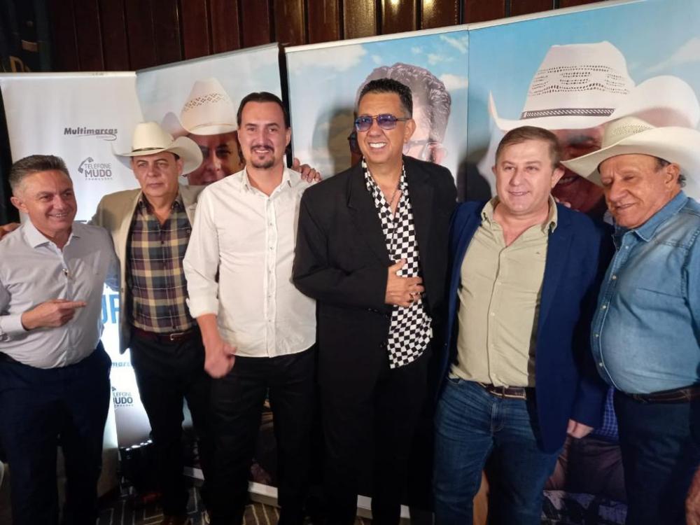 além dos cantores, Manoel Alexandre, ao lado de Jaime proprietário da rede da Churrascarias Nativas e Gerente da rede em Brasília Clovis Santos.