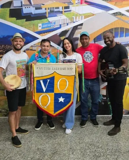 Prefeito de Cidade Ocidental, Lulinha Viana ao lado dos componentes do Bloco Vai Quem Quer