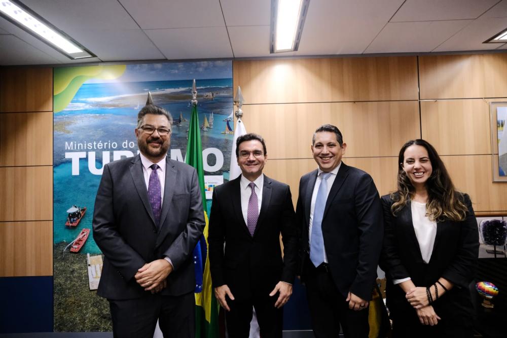 Roberto Nedelciu, Fabiano Camargo e Marina Figueiredo BRAZTOA, com Celso Sabino, ministro do Turismo - Foto: Roberto Castro