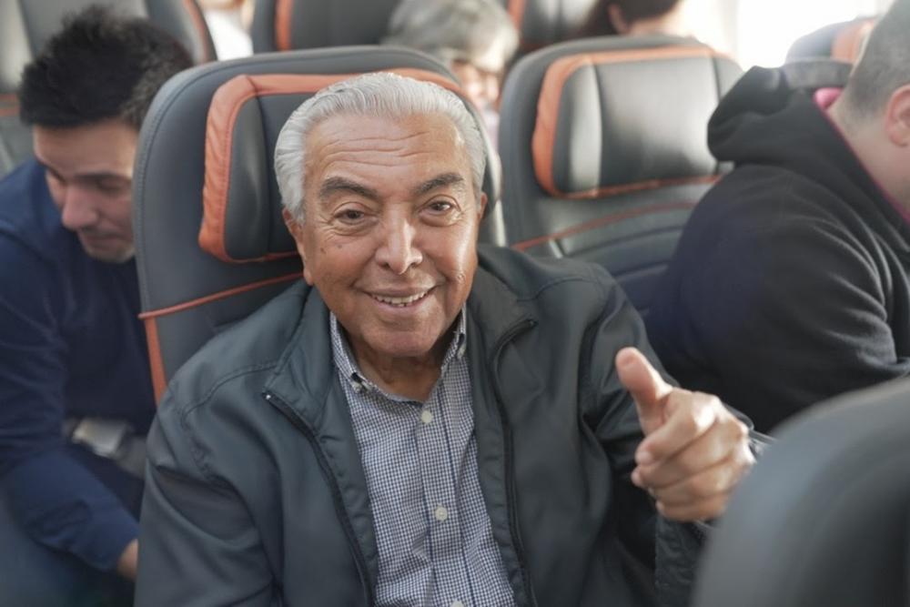 Mauricio de Sousa voa pela primeira vez na aeronave em homenagem aos 60 anos da Mônica (Foto: Marx Mendes/Divulgação GOL)
