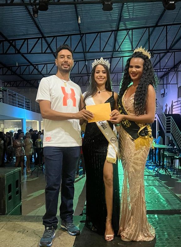 Miss Nova Crixás eleita, Pamela Lorrany, ao lado do organizador Murilo José e a Miss Crixás 2017, Maiza Marques. Foto: Divulgação