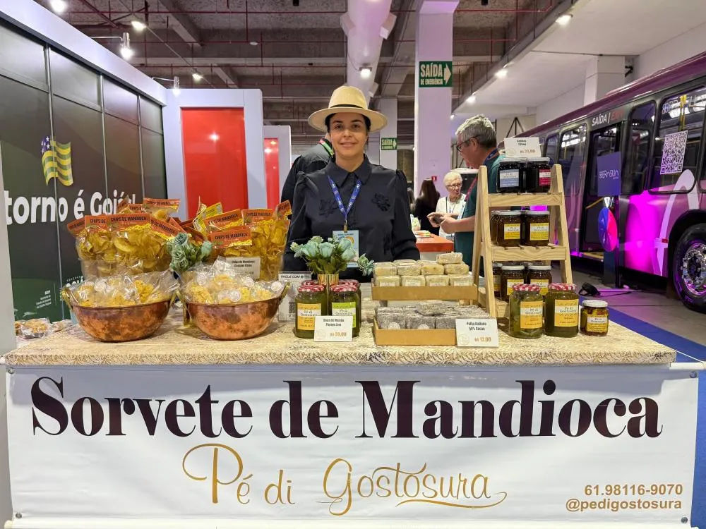 Marcilene Mariano, levou sua gama de produtos à base de mandioca. Foto: Cíntia Ferreira