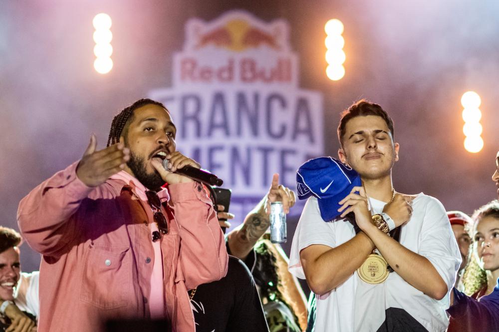 Rashid anunciando a vitória do MC Martzinnn no Red Bull FrancaMente 2022 (Crédito: Marcelo Maragni / Red Bull Content Pool)
